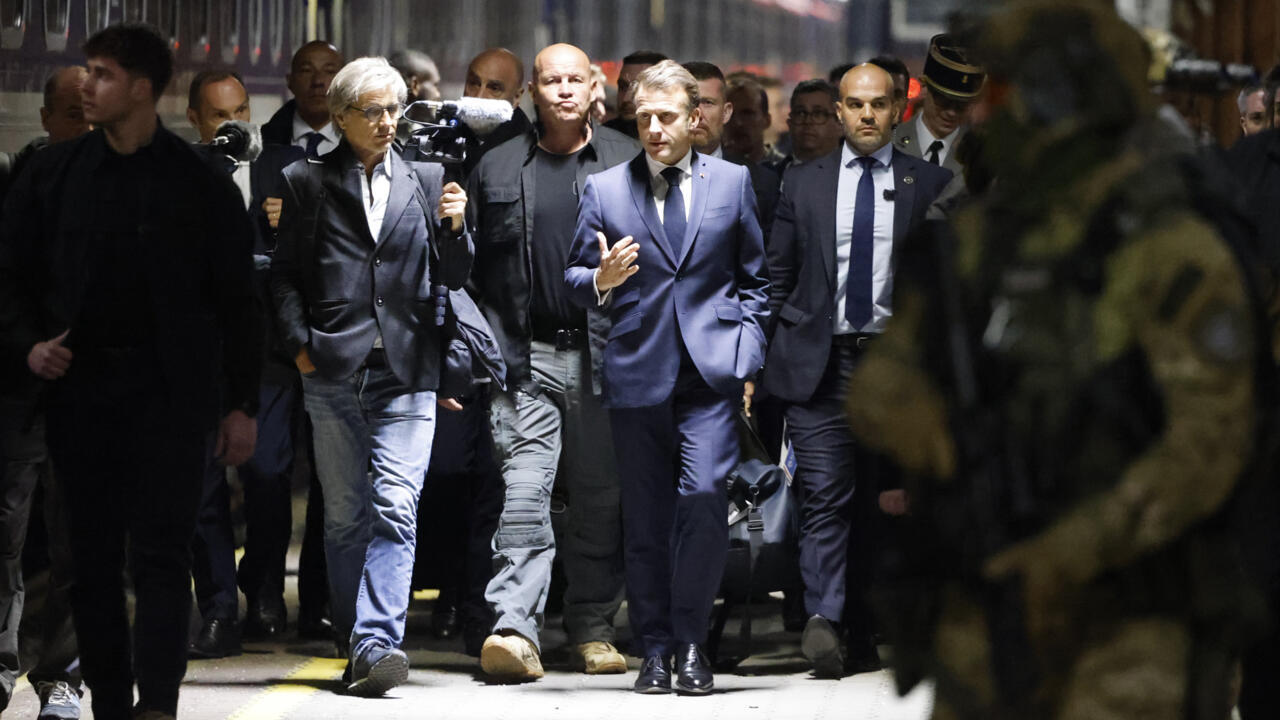 Le président français Emmanuel Macron se prépare à monter à bord d'un train en direction de l'Ukraine à Przemysl en Pologne, le 9 mai 2025