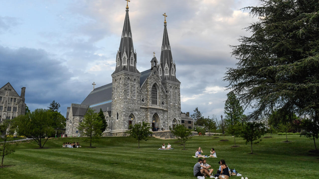 Des étudiants devant l'église du campus de Villanova, en Pennsylvanie, le 8 mai 2025