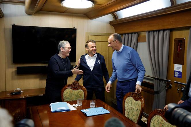 Le premier ministre britannique, Keir Starmer, le président français, Emmanuel Macron, et le chancelier allemand, Friedrich Merz, à bord d’un train pour Kiev, à Chehyni, en Ukraine, le 9 mai 2025.