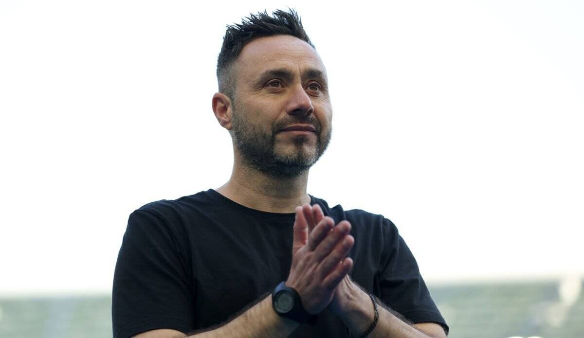 Roberto De Zerbi applaudissant le public