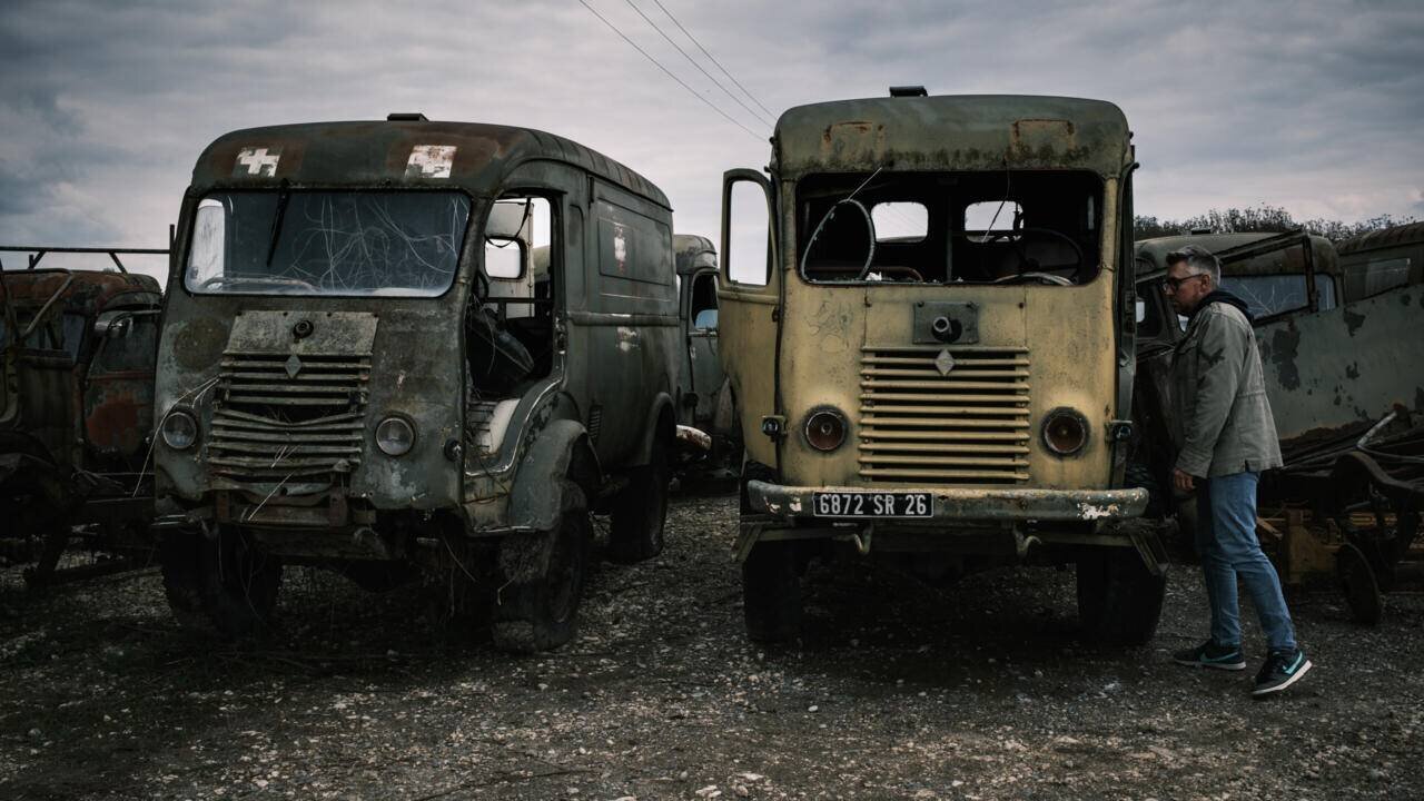 Des véhicules américains déployés en France pendant la Seconde guerre mondiale, rongés de rouille, la Sône, le 8 mai 2025