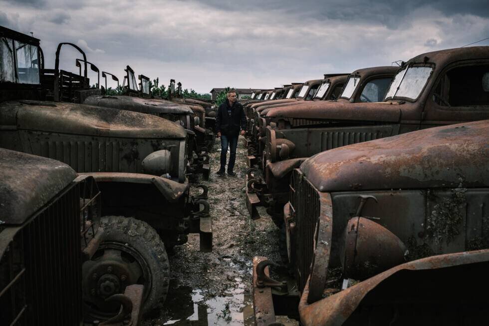Un visiteur marche au milieu de véhicules de la Seconde guerre mondiale, La Sône, le 8 mai 2025