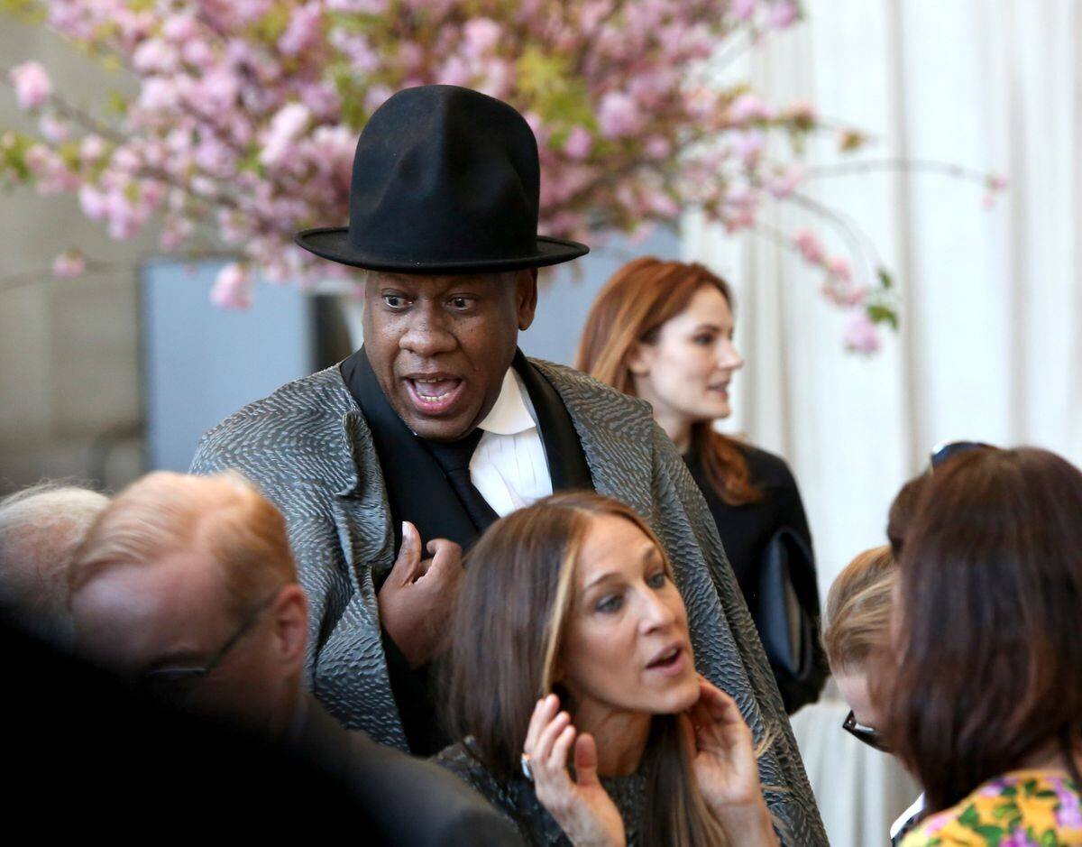 Andre Leon Talley portant un chapeau lors de l’ouverture du Anna Wintour Costume Center au Metropolitan Museum of Art à New York, avec des invités en arrière-plan.