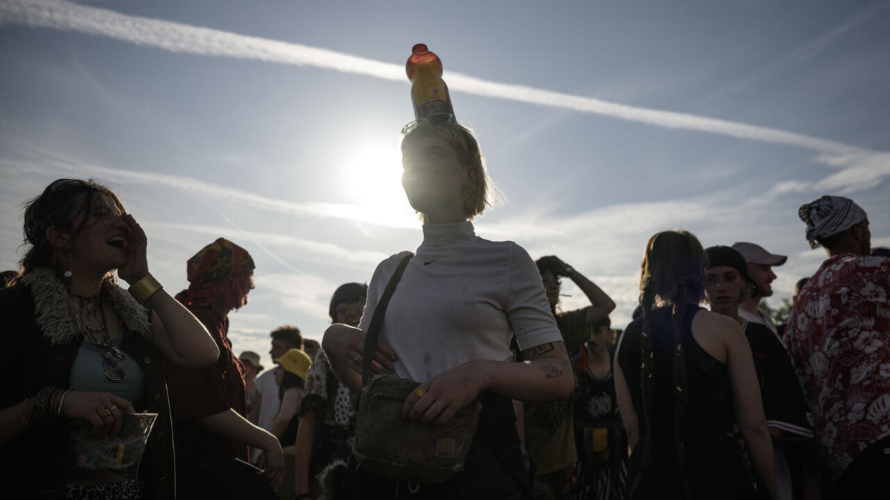 Des participants à une rave-party illégale, le 9 mai 2025 à Montvalent, dans le Lot