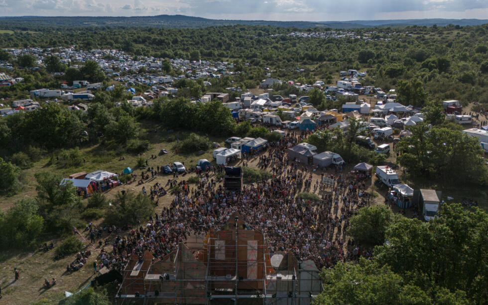 Vue aérienne du site d'une rave illégale à Montvalent, le 9 mai 2025 dans le Lot