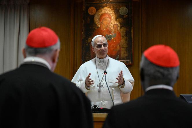 Le pape Léon XIV lors d’une rencontre avec les cardinaux, au Vatican, samedi 10 mai 2025.