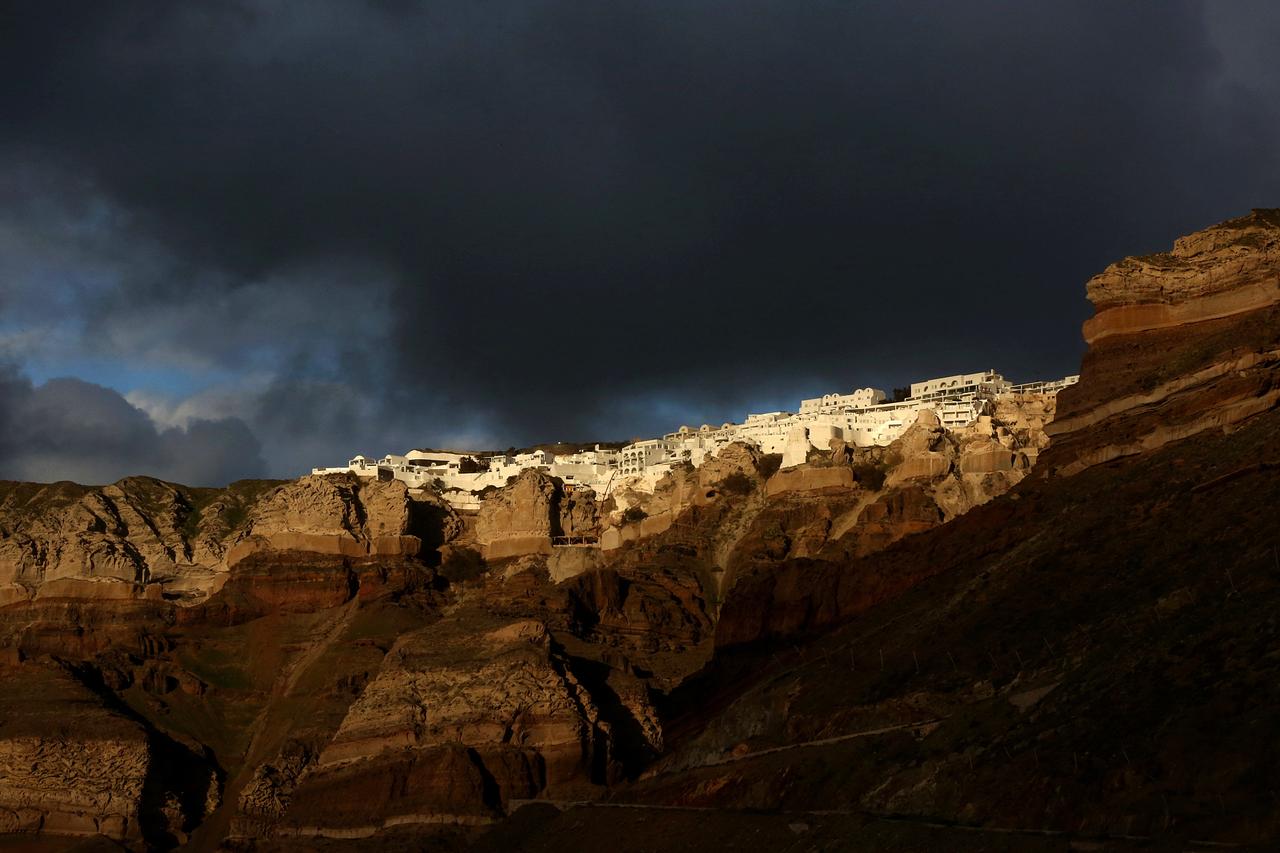 Les toits blancs de Santorin, en Grèce, contribuent à disperser la chaleur qui s’accumule en été. [KEYSTONE - ORESTIS PANAGIOTOU]