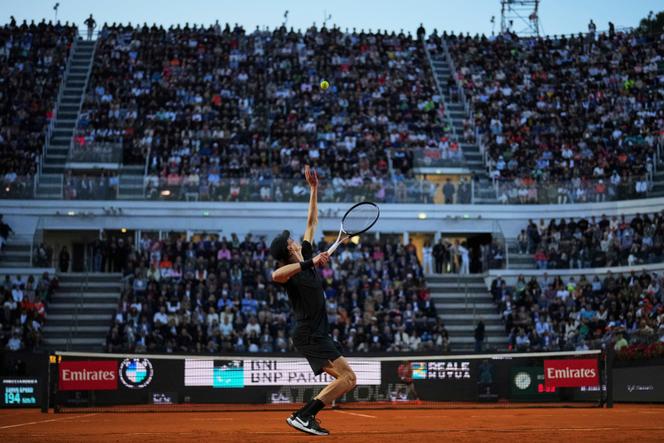 L’Italien Jannik Sinner sert contre l’Argentin Mariano Navone lors du match du deuxième tour du Masters 1000 de Rome, le 10 mai 2025.