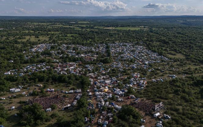 Vue aérienne du site d’une rave illégale entre Montvalent et Rocamadour dans le Lot, 9 mai 2025