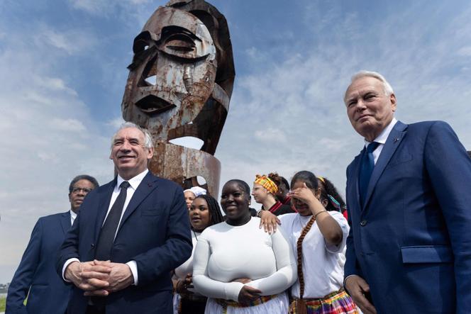 Le premier ministre, François Bayrou (à gauche), aux côtés de Jean-Marc Ayrault, président de la Fondation pour la mémoire de l’esclavage, près d’une sculpture monumentale en acier baptisée « Mémoires », à Brest, le 10 mai 2025.