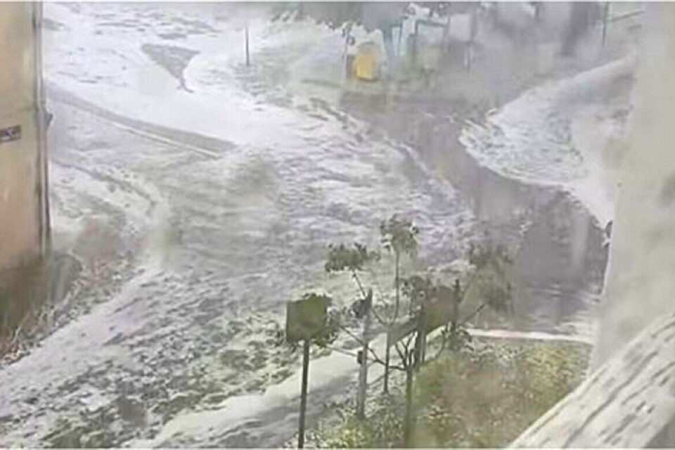 Torrent d'eau dévalant les rues de Langon lors de l'orage de grêle