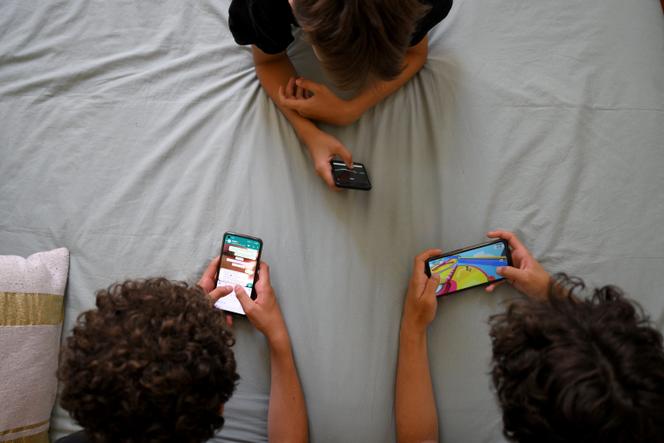 Des adolescents jouent avec leurs smartphones à Marseille, le 27 juin 2022.