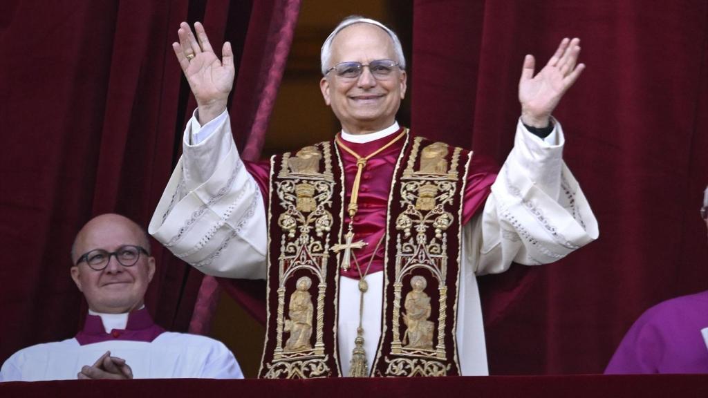 Le cardinal Robert Prevost, pape León XIV, lors de son premier discours depuis le balcon de la basilique Saint-Pierre