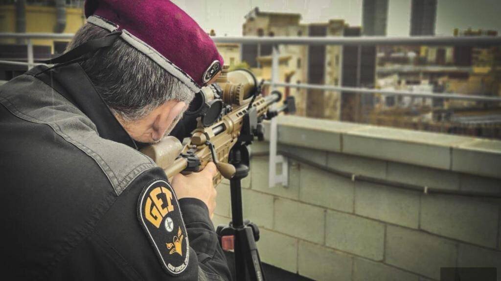 Un agent du GEI utilise un fusil de précision FN SCAR-H TPR.