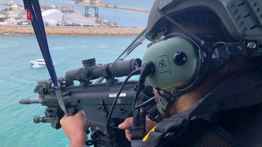 Un agent du GEI en intervention avec un fusil FN SCAR-H.