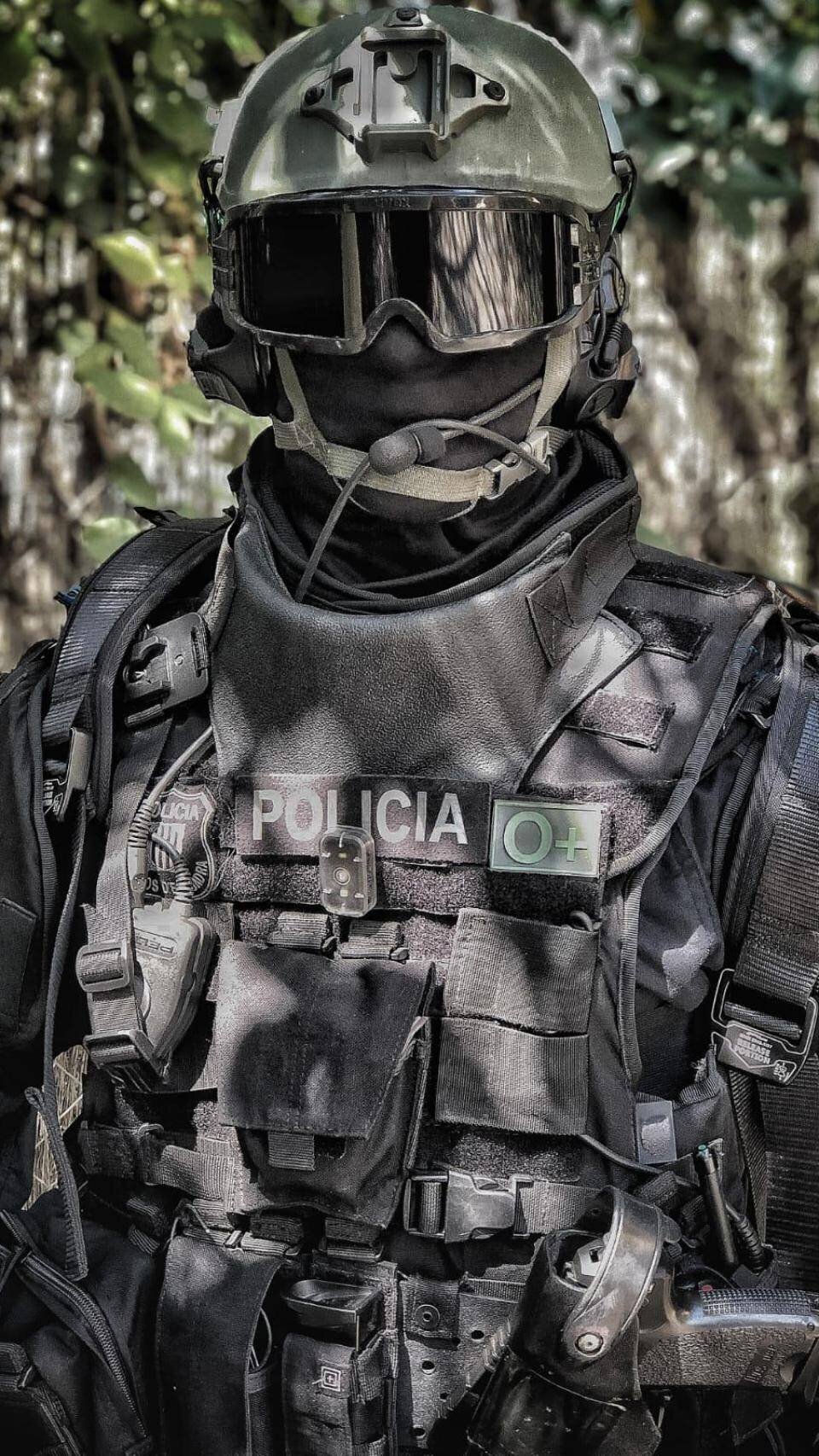 Agent du GEI en tenue d’intervention tactique.