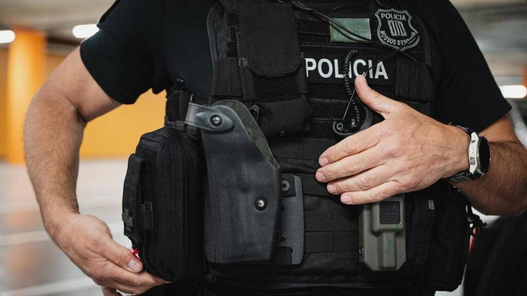 Le 'cap' du GEI s’équipant avec un gilet utilisé lors des interventions.