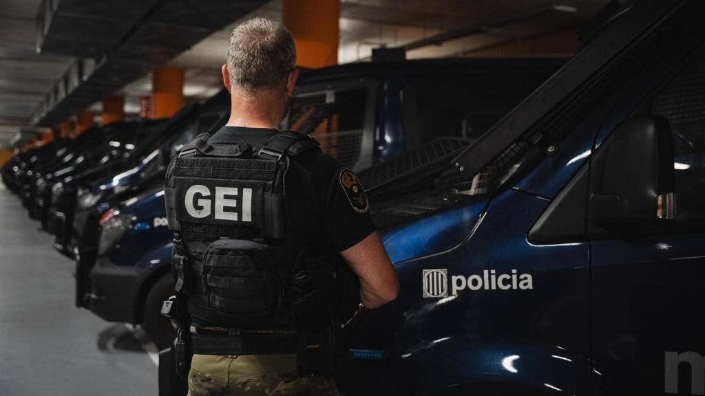 Le 'cap' du GEI de dos, dans les locaux des Mossos d’Esquadra.