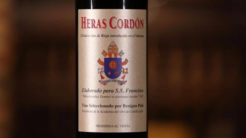 Détail de l’étiquette des vins Heras Cordón, seul vin de La Rioja choisi par le Vatican