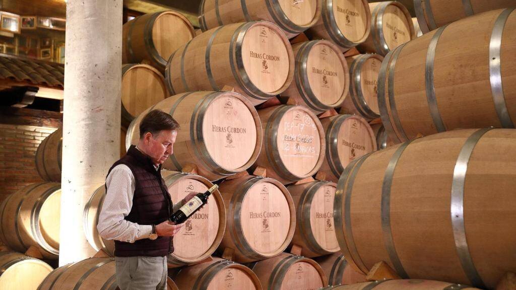 Juan Carlos Heras Cordón présente une bouteille spécialement créée pour le pape François