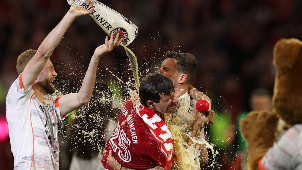 Thomas Müller arrosé de bière