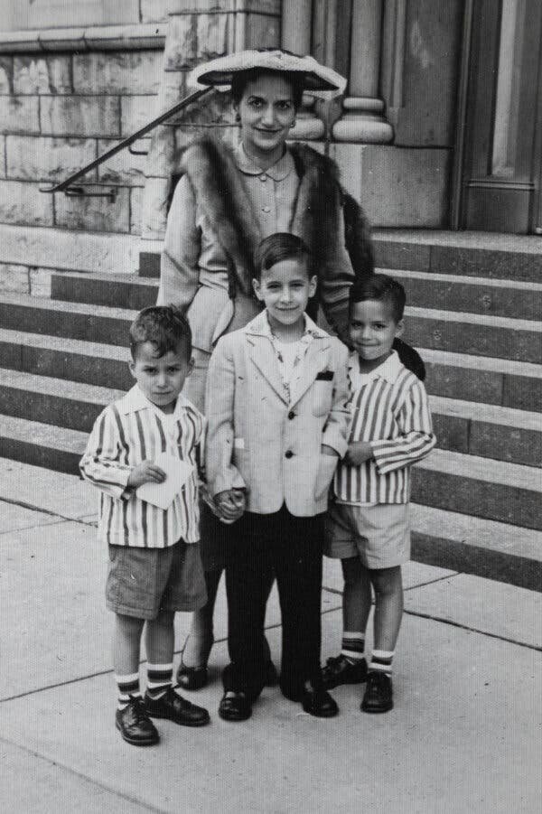Mildred Prevost avec ses fils devant la cathédrale Holy Name à Chicago