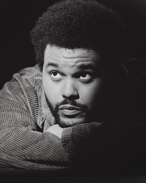 Portrait d'Abel Tesfaye, alias The Weeknd, appuyant son menton sur ses mains