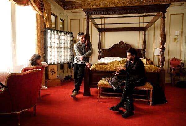 Jenna Ortega, le réalisateur Trey Edward Shults et Abel Tesfaye discutent sur le tournage de Hurry Up Tomorrow