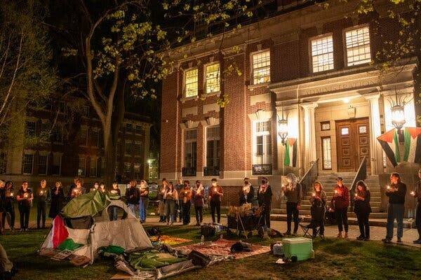 Activistes pro-palestiniens tenant une veillée à Dartmouth College au printemps