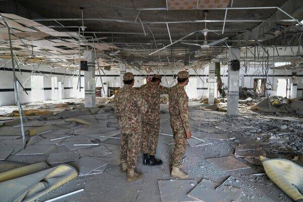 Soldats examinant les décombres d'une mosquée à Muridke, Pakistan