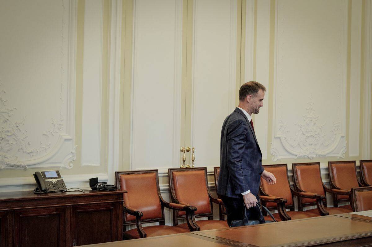 Antonio Hodgers lors d’une conférence de presse à Genève, annonçant sa démission du Conseil d’État, le 7 mai 2025.