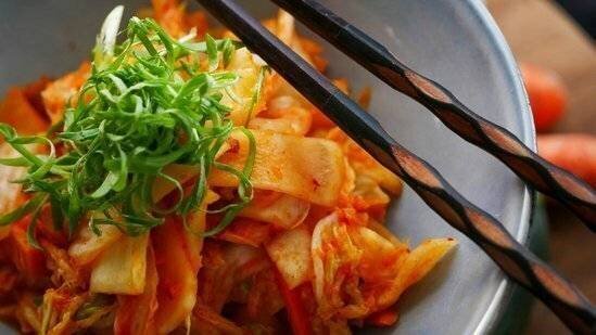 Consommer régulièrement du kimchi aide à la fois la perte de poids et la santé intestinale