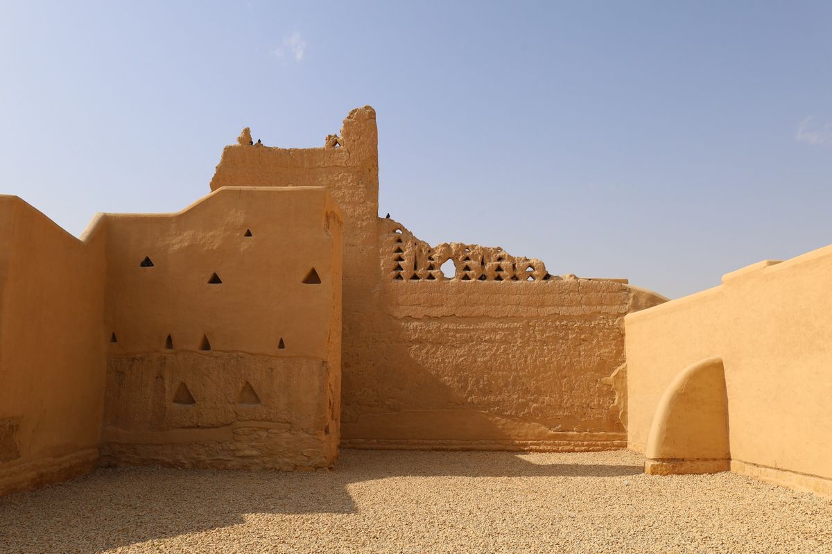 Ruines anciennes à Al-Diriyah, ancienne capitale de l'Arabie Saoudite, sous un ciel clair, patrimoine culturel du pays