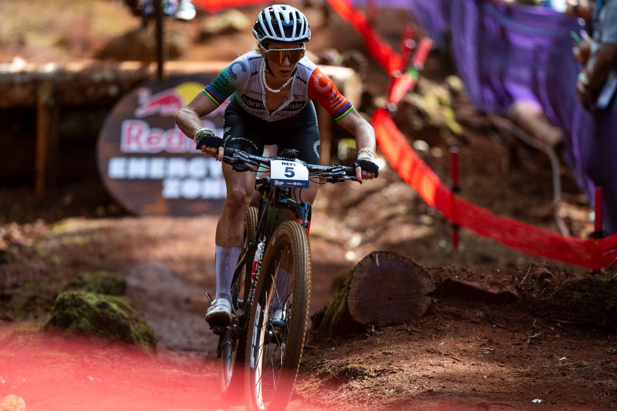 Jolanda Neff en pleine course de VTT en forêt