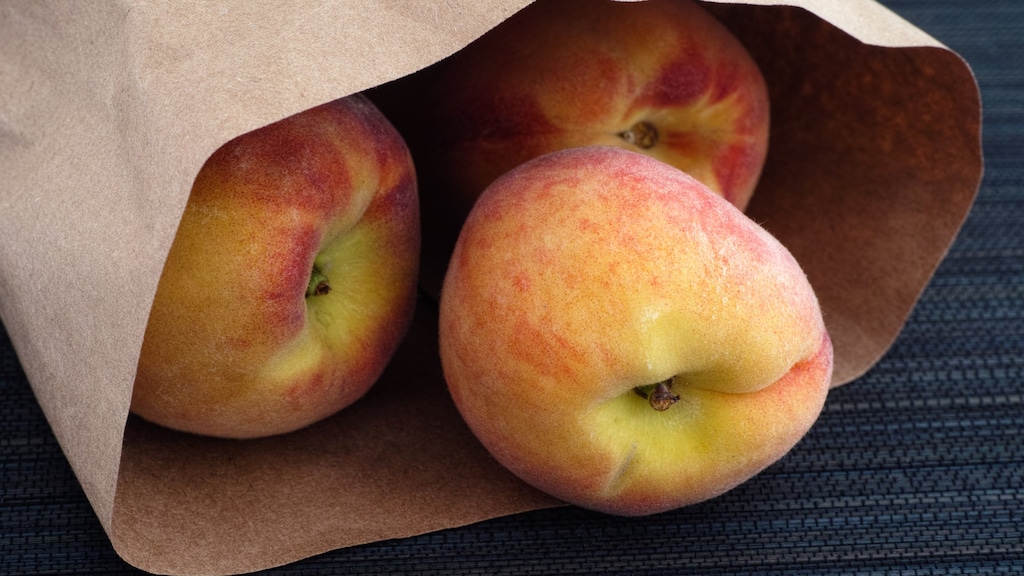 Pêches dans un sac en papier pour accélérer leur maturation