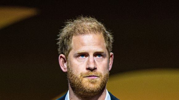 Le prince Harry frappant aux portes dans un quartier résidentiel de Londres