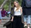 Amber Heard marchant avec une béquille à Madrid avec sa fille