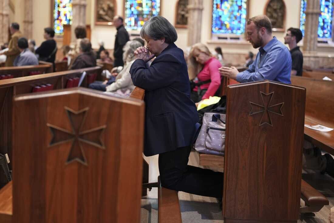 Des paroissiens prient lors d'une messe à la Holy Name Cathedral de Chicago dimanche.