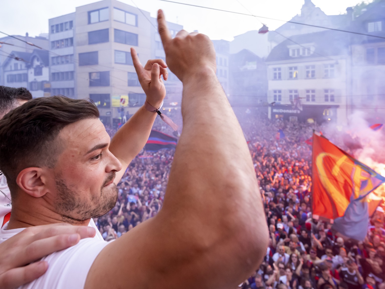 Xherdan Shaqiri célébrant le titre du FC Basel sur un balcon à Bâle