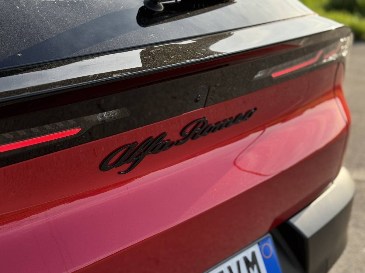 Alfa Romeo Junior Veloce: conduite sportive du crossover électrique