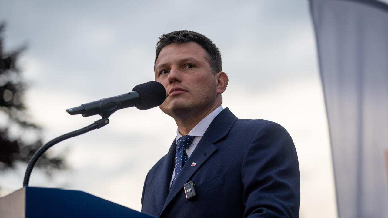 Le candidat d'extrême droite à la présidence polonaise, Slawomir Mentzen, en campagne à Varsovie, le 10 mai 2025, en Pologne