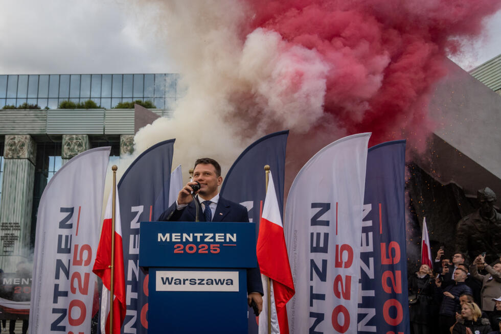 Le candidat d'extrême droite à la présidence polonaise, Slawomir Mentzen, en campagne à Varsovie, le 10 mai 2025, en Pologne
