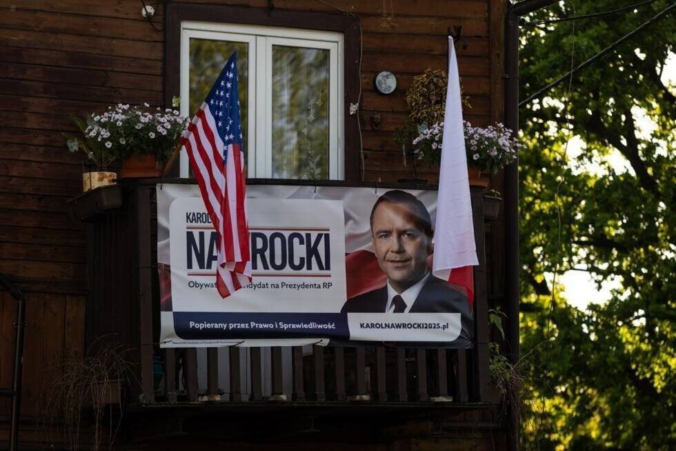 Une affiche électorale de Karol Nawrocki, candidat à l'élection présidentielle en Pologne, le 6 mai 2025, à Varsovie