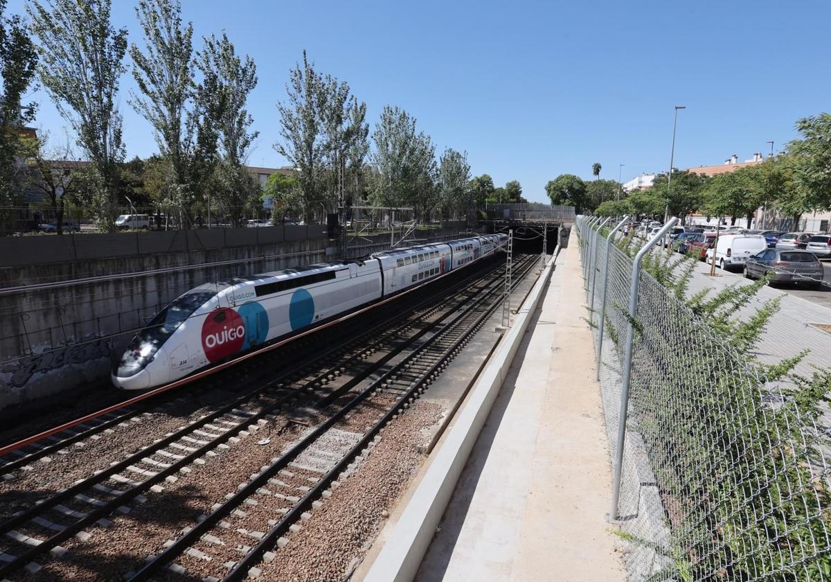 Un train Ouigo passant par Córdoba