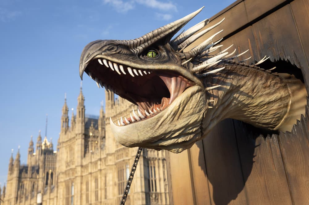 Le dragon Hungarian Horntail dans les rues de Londres