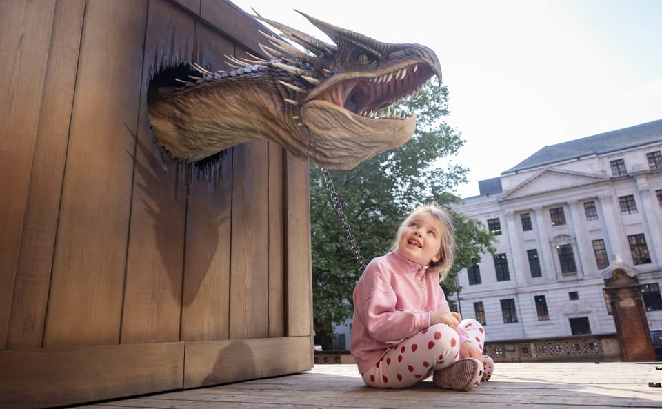 Le dragon animatronique rugit devant les monuments londoniens