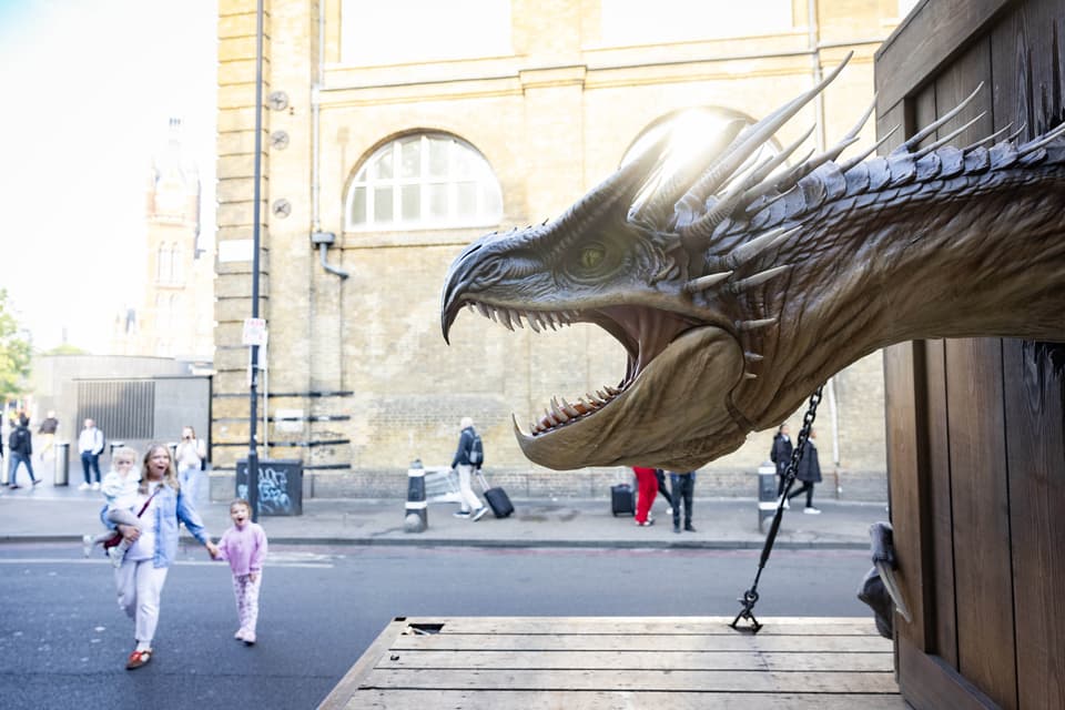 Détail de la tête animatronique du dragon
