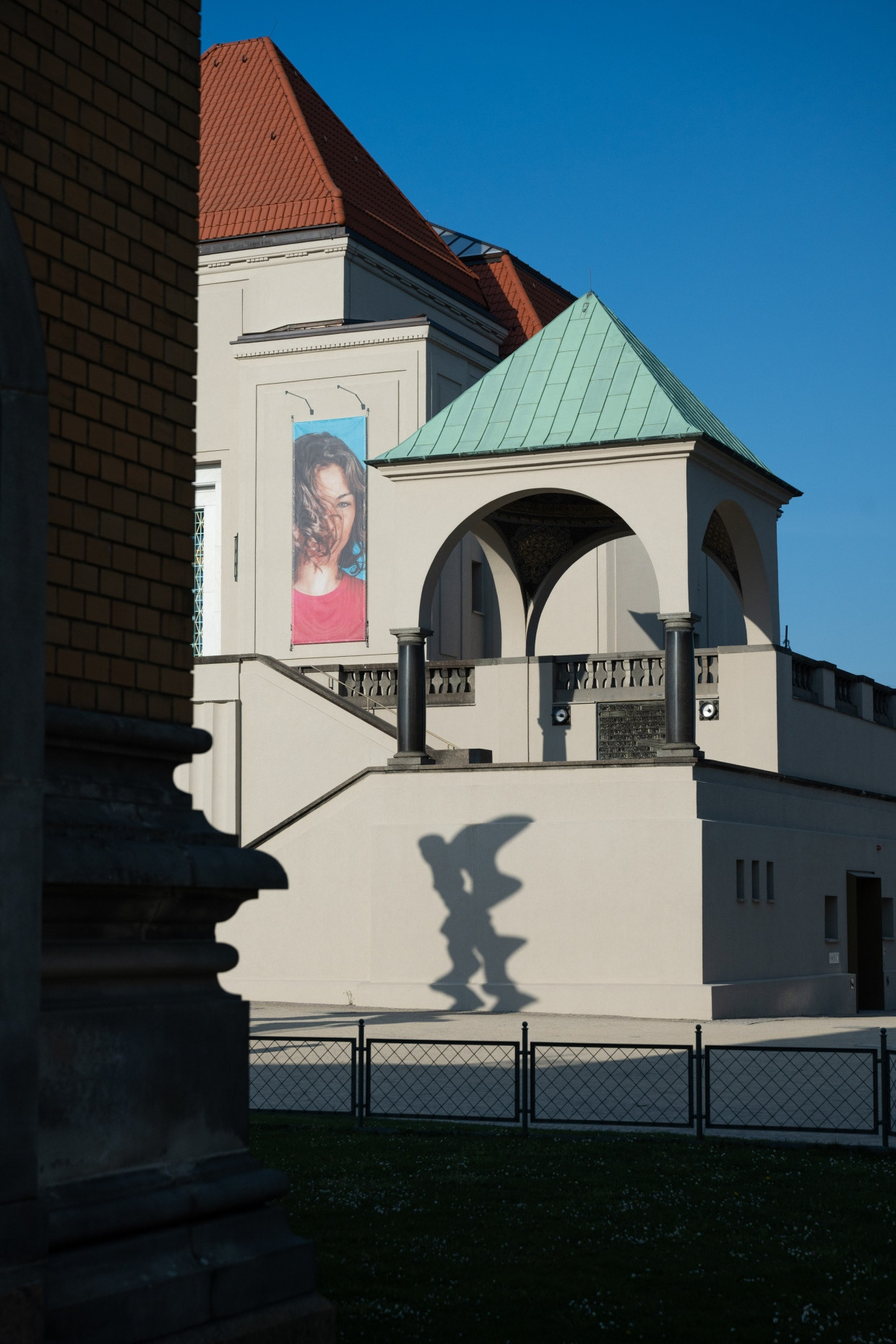 Le bâtiment d’exposition se démarque par ses formes géométriques du style historiciste du XIXe siècle