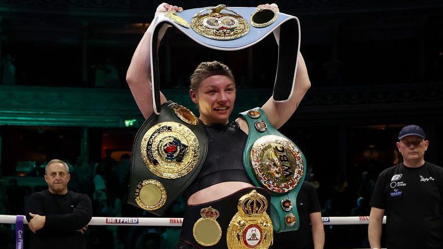 Lauren Price avec ses ceintures de championne après sa victoire sur Natasha Jonas en mars