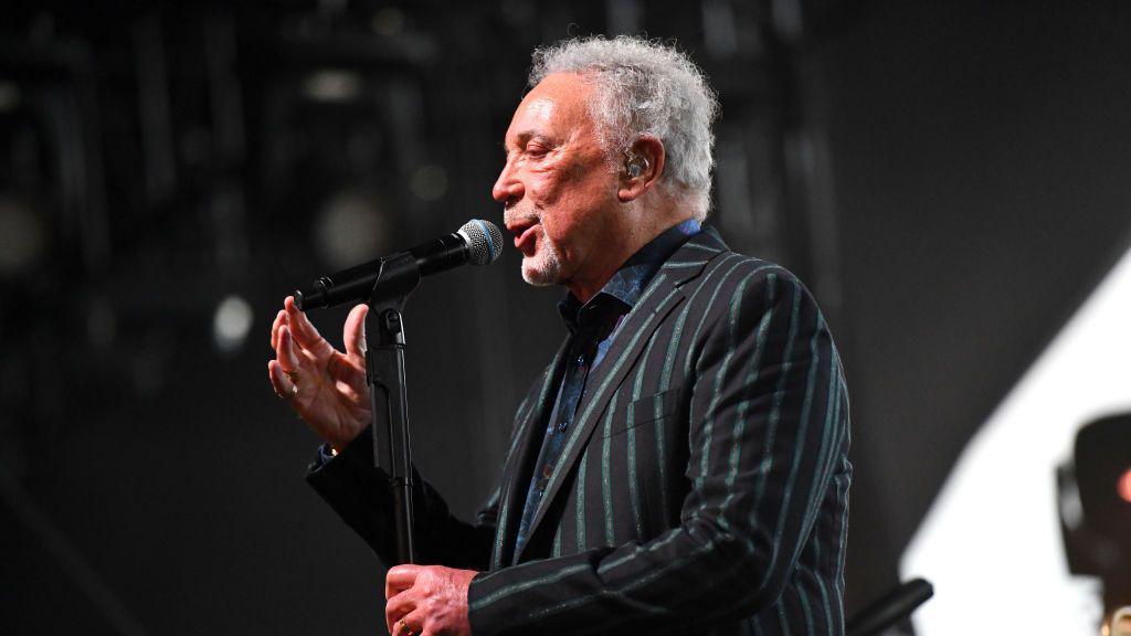 Tom Jones chantant